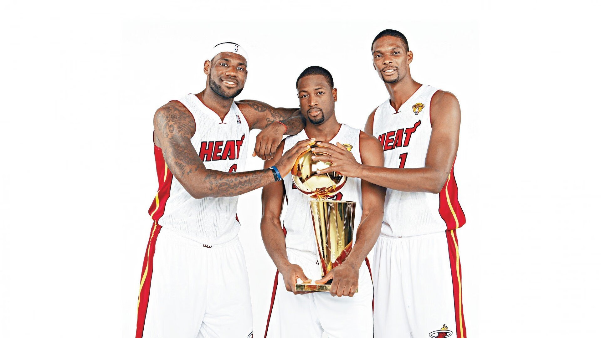 年终总决赛八强战激情夜！莱万里突外投，波士顿凯尔特人爆冷上海海港